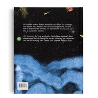 Die Rückseite eines Buches mit einer Illustration des Weltraums. Der Einband zeigt einen dunklen Sternenhimmel mit Planeten, einem Kometen und gelben Blitzen über einer großen, blauen, wolkenartigen Struktur. In der Mitte steht ein weißer Textblock und unten links befinden sich die ISBN und ein Barcode.