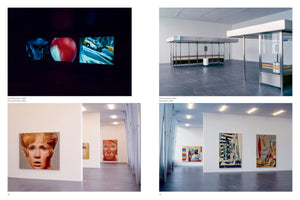 Eine Collage aus vier Fotos von Kunstinstallationen in einer Galerie. Oben links ist eine Videoinstallation mit drei Bildschirmen in einem dunklen Raum. Oben rechts stehen zwei moderne Bushaltestellen aus Metall und Glas in einem großen Ausstellungsraum. Unten links hängt ein großes, realistisches Porträt einer Frau an einer weißen Wand, mit einem weiteren Porträt im Hintergrund. Unten rechts hängen drei große, farbenfrohe und abstrakte Gemälde in einem Galerieraum.