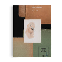Ein Buchcover mit dem Titel Irène Zurkinden, Love, Life, das als Collage gestaltet ist. Es zeigt eine Aquarellskizze eines weiblichen Akts, überlagert von der Schwarz-Weiß-Fotografie einer Hand, die ein Werkzeug hält, vor einem Hintergrund aus verschiedenen braunen und grünen Notizbüchern.