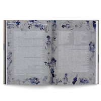 Eine aufgeschlagene Doppelseite eines Buches, die Text in drei Spalten neben blau-schwarzen Tuschezeichnungen zeigt. Die Illustrationen stellen surreale Szenen mit menschlichen Figuren in einer Bistro-Umgebung dar und fließen um den Text herum und in die Seitenränder.