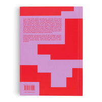 Die Rückseite eines Buches mit einem geometrischen Design in Rot und Hellviolett. Ein englischer Klappentext über die Künstlerin Paula Rego ist auf dem violetten Teil gedruckt, zusammen mit einem Barcode und einer ISBN-Nummer am unteren Rand.