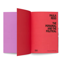 Ein aufgeschlagenes Buch liegt auf einem weißen Hintergrund. Die linke Seite zeigt den lila Einband. Die rechte Innenseite ist rot und trägt in schwarzer Schrift den Titel Paula Rego, The Personal and the Political, sowie die Namen Hatje Cantz und Museum Folkwang.