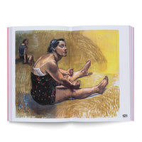 Farbige Zeichnung in einem aufgeschlagenen Buch auf Seite 121. Eine Frau sitzt im Vordergrund auf dem Boden mit ausgestreckten Beinen und hält diese mit geballten Fäusten. Sie trägt ein dunkles, gemustertes Kleidungsstück über einem weißen BH und hat ein blaues Band im Haar. Ihr Kopf ist zur Seite gedreht. Im Hintergrund sitzt eine weitere, kleinere Frauenfigur. Der Hintergrund ist mit gelben und bräunlichen Strichen gestaltet.