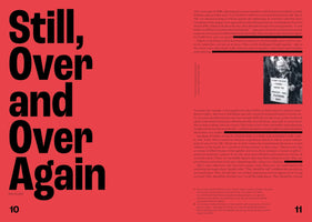 Eine Doppelseite eines Magazins mit rotem Hintergrund und schwarzem Text. Auf der linken Seite stehen die Worte Still, Over and Over Again in großer, fetter Schrift vertikal angeordnet. Die rechte Seite enthält einen Textblock über Frauenrechte, in den ein Schwarz-Weiß-Foto einer älteren Frau eingefügt ist, die ein Protestschild mit der Aufschrift I can't believe I still have to protest this fucking shit hochhält.