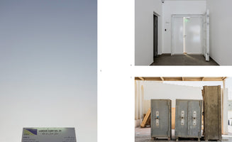 Eine Collage aus drei Fotografien auf weißem Grund. Links ein Schild mit der Aufschrift Labour Camp No. 49 vor einem hellblauen Himmel. Oben rechts ein minimalistischer, weißer Flur mit einer offenen Tür. Unten rechts drei alte, graue Tresore, die im Freien unter einem Vordach stehen.