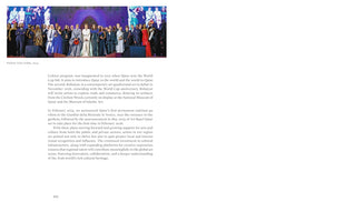 Eine Buchseite, die oben ein Foto von elegant gekleideten Personen auf einer Bühne bei der Veranstaltung Fashion Trust Arabia 2024 zeigt. Darunter befindet sich Text, der das Kulturprogramm von Katar beschreibt.