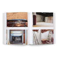 Ein aufgeschlagenes Buch mit vier Fotos auf zwei Seiten. Links oben ein Bus mit der Aufschrift Alula Future Culture Summit, darunter ein Geldautomat. Rechts oben ein leerer Raum im Umbau und darunter ein weiterer unfertiger Raum mit zwei Leitern.