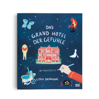Buchcover von Das Grand Hotel der Gefühle von Lidia Branković. Auf einem dunkelblauen Sternenhimmel ist mittig ein großes, rotes Hotel abgebildet. Um das Hotel herum schweben verschiedene fantasievolle Figuren, die Gefühle darstellen: ein blauer Schmetterling, eine Gestalt mit brennendem Kopf, ein Geist, eine Person mit Wassermelonenkopf, eine Figur in einer Badewanne und eine schwarze Spinne. Eine Hand in Hoteluniform hält einen Stift.