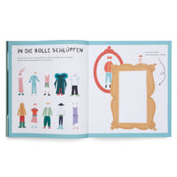 Ein aufgeschlagenes Kinderbuch zeigt auf der linken Seite unter der Überschrift IN DIE ROLLE SCHLÜPFEN verschiedene illustrierte Outfits zur Auswahl. Die rechte Seite enthält einen großen, leeren, goldenen Spiegelrahmen, in den ein Kind seine eigene Kleidung zeichnen kann, mit der Aufforderung Stell deine eigene Arbeitskleidung zusammen.