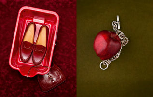 Ein Diptychon: Links ein Paar rote Lack-Loafer in einem roten Plastikeimer und eine passende Handtasche auf rotem Samt. Rechts ein roter Apfel mit einer silbernen Gliederkette auf olivgrünem Samt.