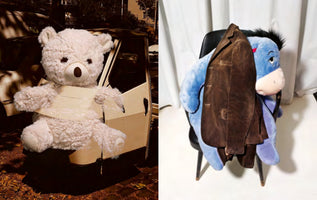 Eine geteilte Ansicht: Links sitzt ein weißer Teddybär in einer Autotür in einer dunklen, sepiafarbenen Szene. Rechts sitzt ein blaues I-Aah-Plüschtier auf einem Stuhl, über das eine braune Jacke gehängt ist, in einem hellen Raum.