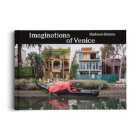 Das Buch Imaginations of Venice von Stefanie Bürkle. Das Cover zeigt eine schwarze Gondel mit einer roten Plane an einem Kanalufer vor einer Häuserzeile mit Palmen und einer Baustelle.