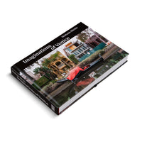 Ein schräg auf einer weißen Fläche liegendes gebundenes Buch mit dem Titel Imaginations of Venice von Stefanie Bürkle. Das Coverfoto zeigt eine Gondel mit einer roten Abdeckung in einem Kanal vor verschiedenen Häusern.