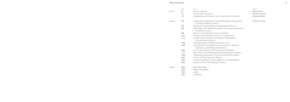 Eine Seite aus einem Buch mit dem Inhaltsverzeichnis. Die Seite hat einen minimalistischen Stil mit viel Weißraum und listet Kapitelüberschriften, Seitenzahlen und Autoren in drei Spalten auf. Oben rechts steht die Seitenzahl 5.