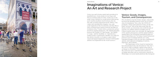 Eine Doppelseite einer Publikation mit einem Foto auf der linken und Text auf der rechten Seite. Das Foto zeigt eine belebte Szene auf dem Markusplatz in Venedig mit Touristen und vielen Tauben vor einem historischen Gebäude, das mit einer Plane verhüllt ist. Der englische Text auf der rechten Seite trägt den Titel Imaginations of Venice: An Art and Research Project und thematisiert den Tourismus in der Stadt.