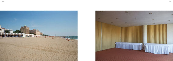 Ein Diptychon aus zwei Fotografien. Links eine sonnige Strandszene mit Badegästen, weißen Kabinen und Hotels im Hintergrund. Rechts ein leerer Veranstaltungsraum mit rotem Teppich, beigefarbenen Stoffwänden und langen Tischen mit weißen Tischdecken.