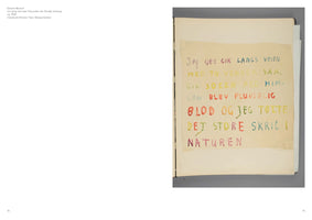 Eine Doppelseite aus einem Buch zeigt ein Werk von Edvard Munch. Links steht eine Bildunterschrift mit Titel und Datum. Rechts ist das Werk zu sehen: ein handschriftlicher Text in bunten Wasserfarben auf einer Notizbuchseite, der die Inspiration für sein Gemälde Der Schrei beschreibt.