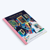 Ein schräg liegendes Buch mit dem Titel Munch ist weg auf einem dunkelblauen Cover mit einer bunten Illustration einer belebten Kunstgalerie. Der Buchrücken ist aus rosa Stoff.