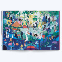 Eine aufgeschlagene Buchdoppelseite mit einer farbenfrohen, surrealen Illustration einer fantastischen Landschaft, die von zahlreichen kleinen, eleganten Figuren bevölkert ist, die zwischen riesigen Früchten, Pflanzen und Pilzen spazieren gehen, musizieren und sich versammeln.