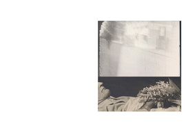 Eine Schwarz-Weiß-Fotomontage aus zwei Bildern: Oben eine unscharfe, helle und zerkratzte Aufnahme, unten ein Mann, der mit geschlossenen Augen und einem Blumenstrauß auf der Brust daliegt.