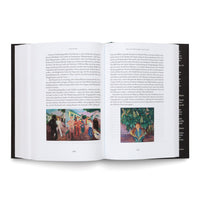 Ein aufgeschlagenes Buch mit schwarzem Einband liegt auf einer weißen Oberfläche. Die Seiten zeigen deutschen Text und zwei farbige Abbildungen von Gemälden. Links ist eine Straßenszene mit Menschen abgebildet, rechts ein Porträt einer Person vor grünen Blättern. Die Seitenzahlen 630 und 631 sind unten sichtbar.