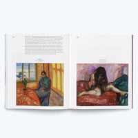 Ein aufgeschlagenes Kunstbuch auf weißem Grund, das zwei Gemälde von Edvard Munch zeigt. Links, unter einem deutschen Textblock, ist das Gemälde Melancholie zu sehen, das eine Frau an einem Tisch vor einem Fenster mit Blick auf eine Küstenlandschaft zeigt. Rechts ist das Gemälde Weinender Akt abgebildet, das eine nackte, weinende Figur auf einem roten Sofa zeigt.
